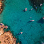 Ujęcie z lotu ptaka na błękitne wody Blue Lagoon na Comino