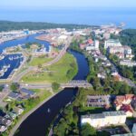 Widok z lotu ptaka na przystanie w porcie morskim w Kołobrzegu