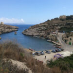 Widok na zatokę Mgarr ix-Xini na wyspie Gozo