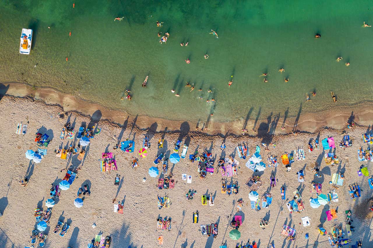 Widok na jedną z plaż na Malcie z lotu ptaka