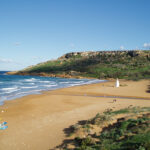 Pomarańczowy piasek na plaży Ramla Bay na wyspie Gozo