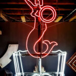 Neon Syrenki Warszawskiej w Muzeum Neonów w Warszawie