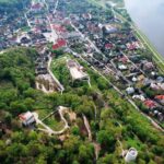 Widok z lotu ptaka na wzgórze zamkowe w Kazimierzu Dolnym nad Wisłą