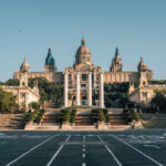 Fasada budynku Palau Nacional, w którym znajduje się Narodowe Muzeum Sztuki Katalonii