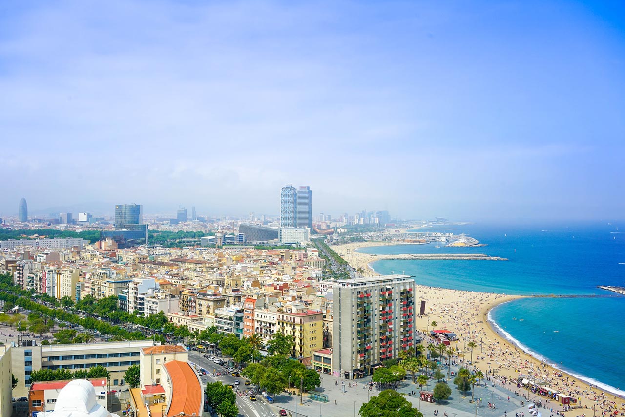 Barcelona – miasto piłkarzy i zabytków Gaudiego. Przewodnik dla turystów