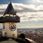 Wieża zegarowa na wzgórzu Schlossberg jest symbolem Grazu