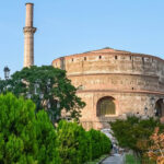 Mauzoleum Galeriusza znane jako Rotunda i stojąca obok smukła wieża minaretu