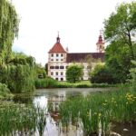 Widok na Zamek Eggenberg od strony stawu