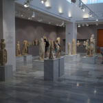 Turyści oglądający eksponaty w Muzeum Archeologicznym w Heraklionie