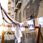 Flagi Izraela rozwieszone w Tel Awiwie