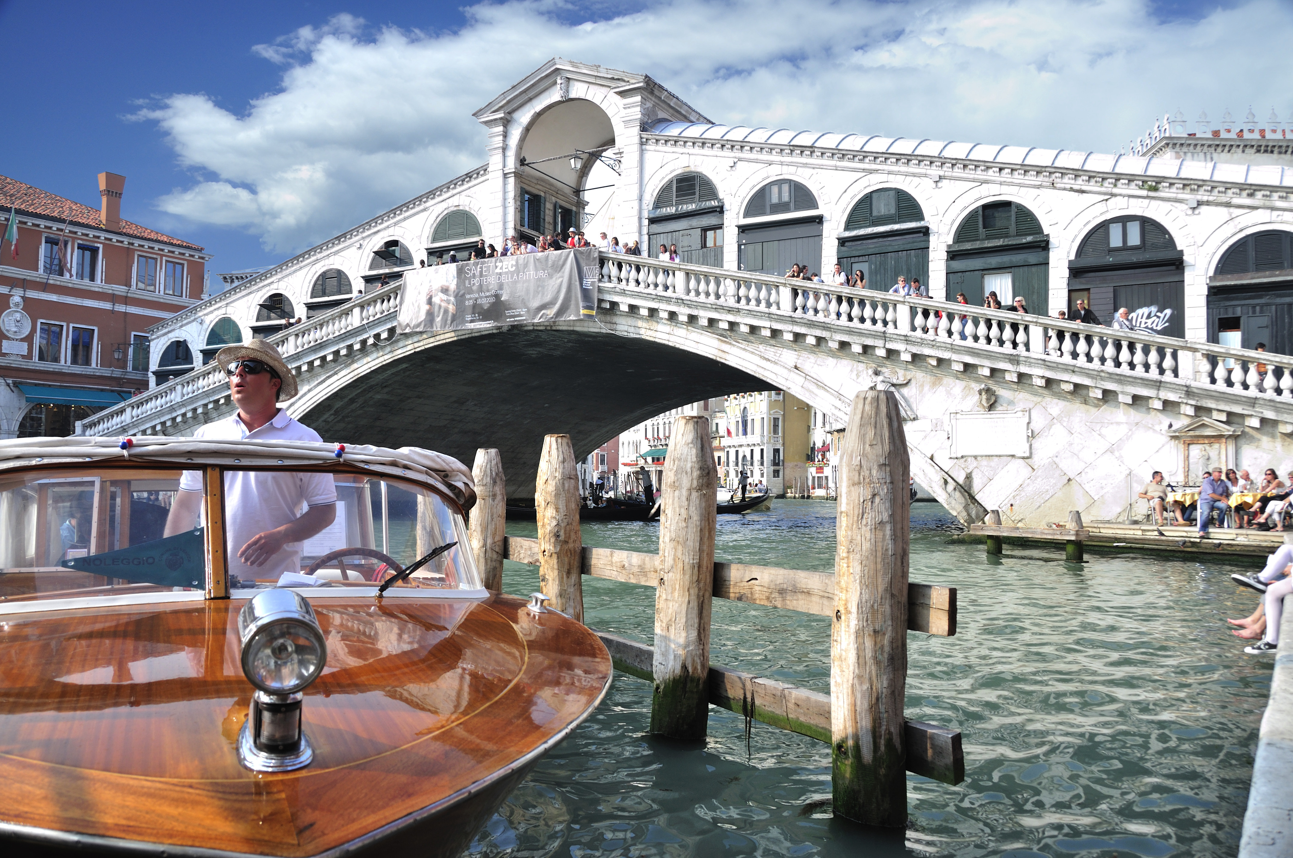 rialto bridge venice tourist
