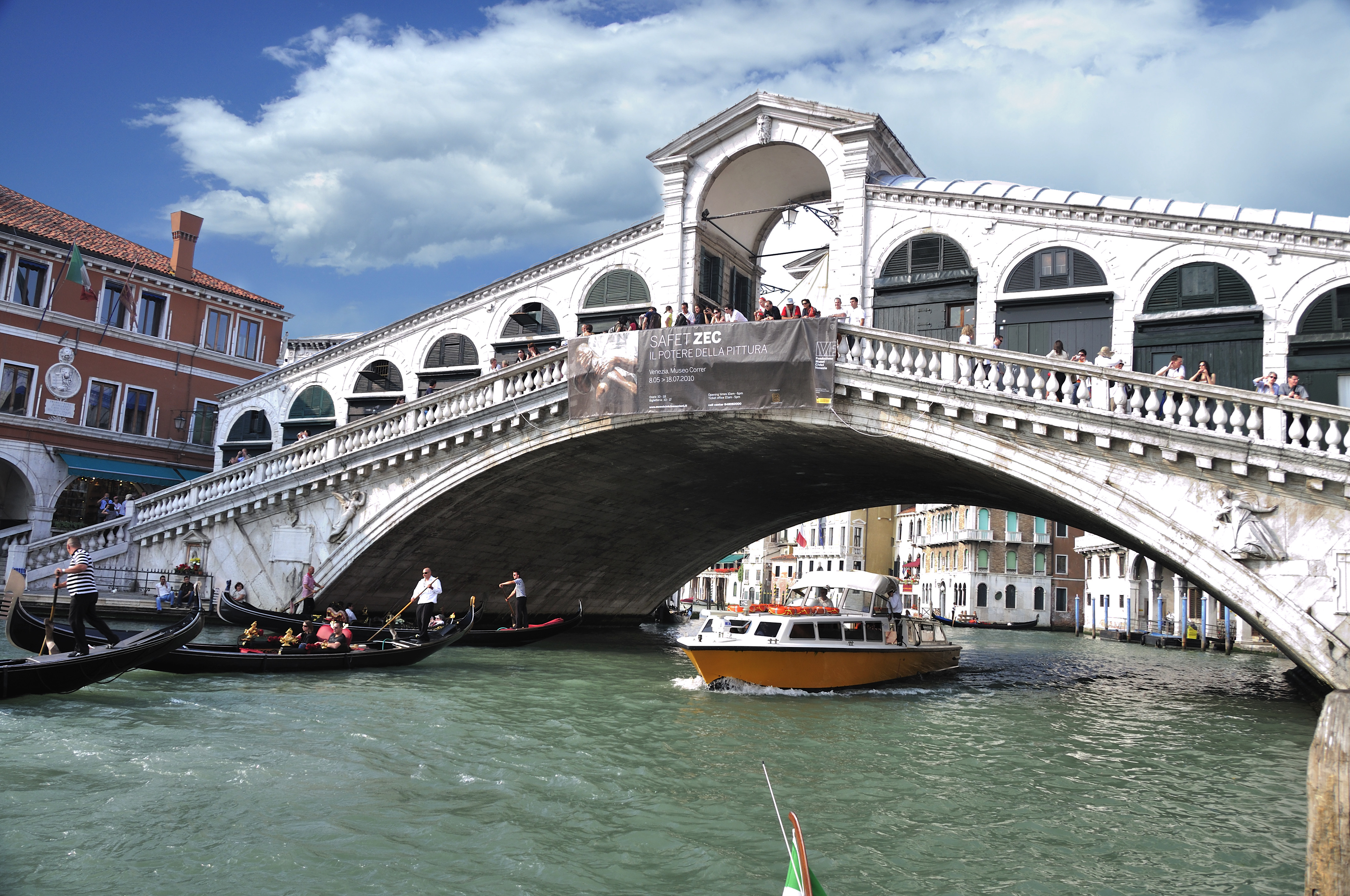 rialto bridge venice tourist